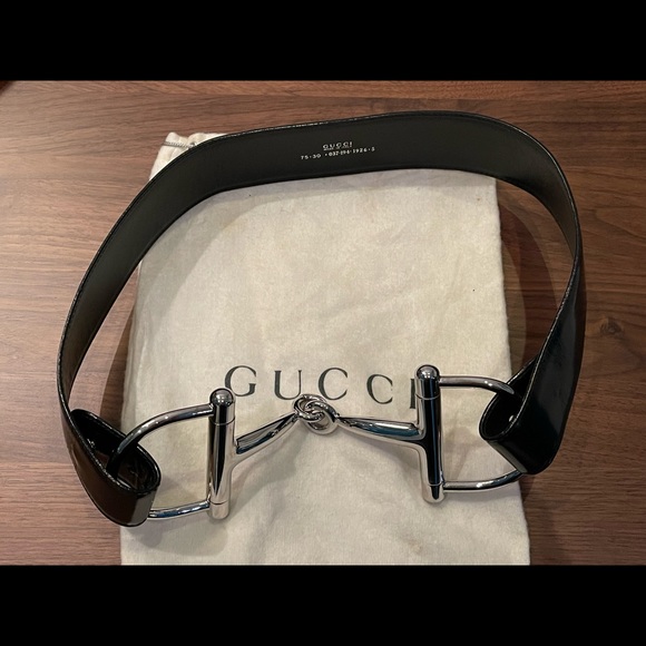 Gucci statement piece with oversized silver buckle and shiny leather strap - Picture 7 of 9